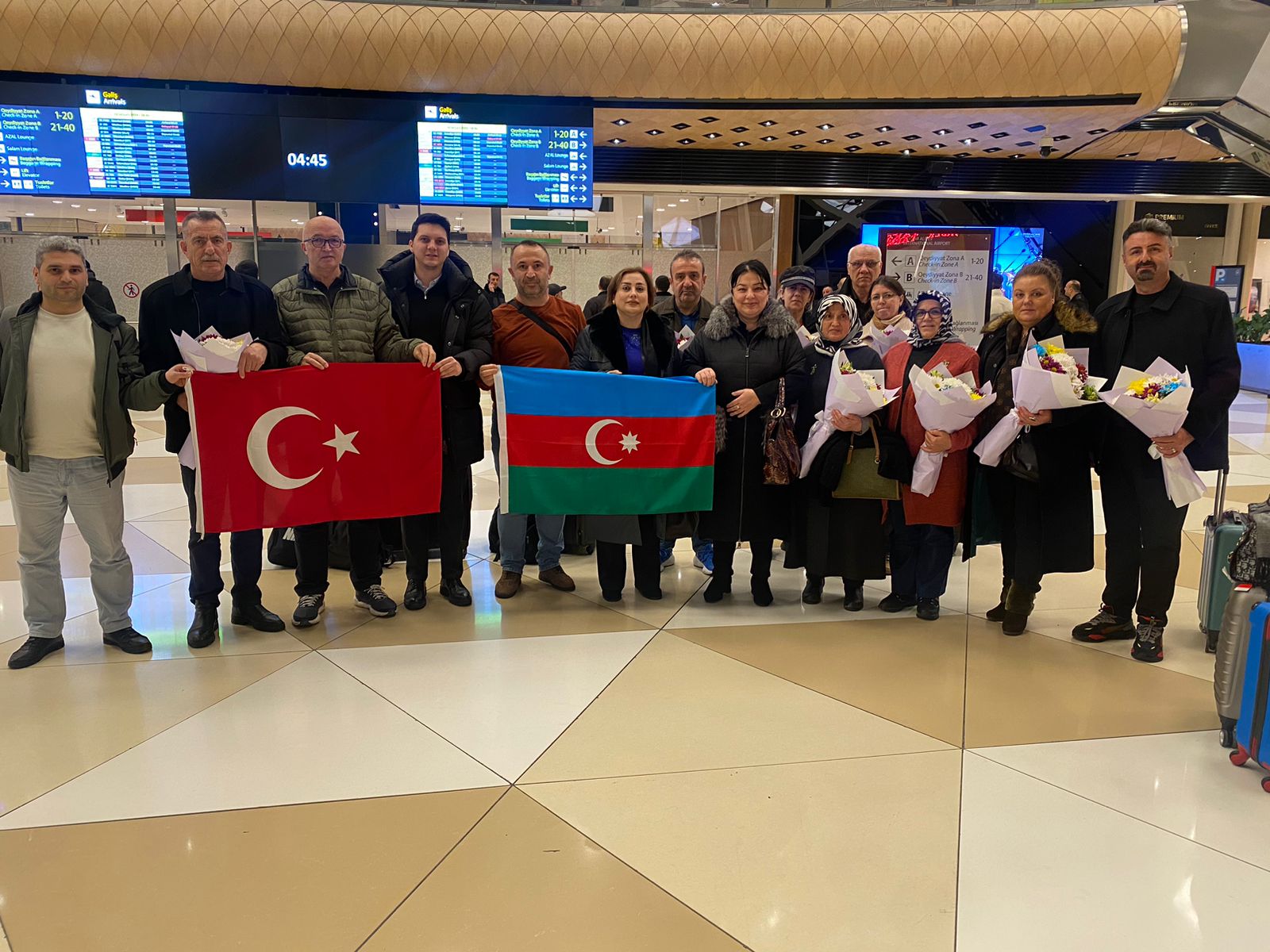 “Qardaş Ailə” layihəsi çərçivəsində Azərbaycan Respublikası Müdafiə Nazirliyi və Türkiyə-Azərbaycan İş Adamları və Sənayeçiləri İctimai Birliyinin (TÜİB) birgə təşkilatçılığı ilə Türkiyənin Bursa şəhərindən 17 nəfər şəhid ailəsi üzvü Azərbaycanda səfərdədir.